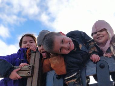 glade børn på et klatrestativ