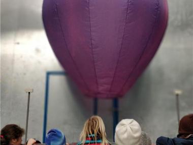 børn der kigger på en luft ballon