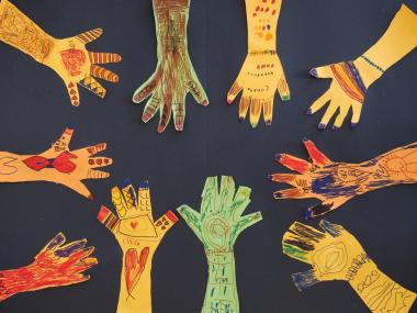 Børnekunst med hænder i karton